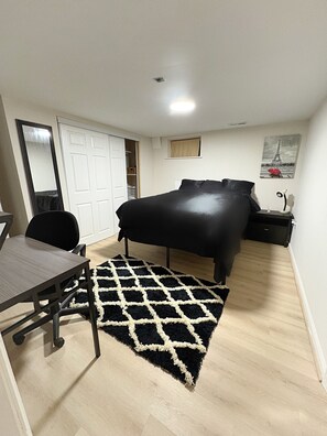 2 bedrooms, in-room safe, desk, iron/ironing board