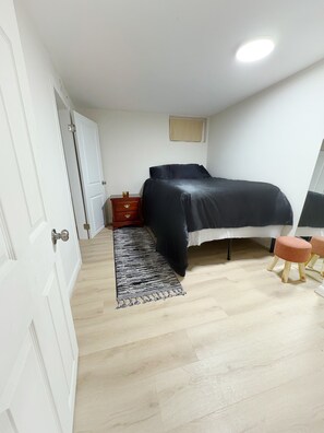 2 bedrooms, in-room safe, desk, iron/ironing board - Business-Ready Private Suite 15 minutes to DC Metro Area (Falls Church)