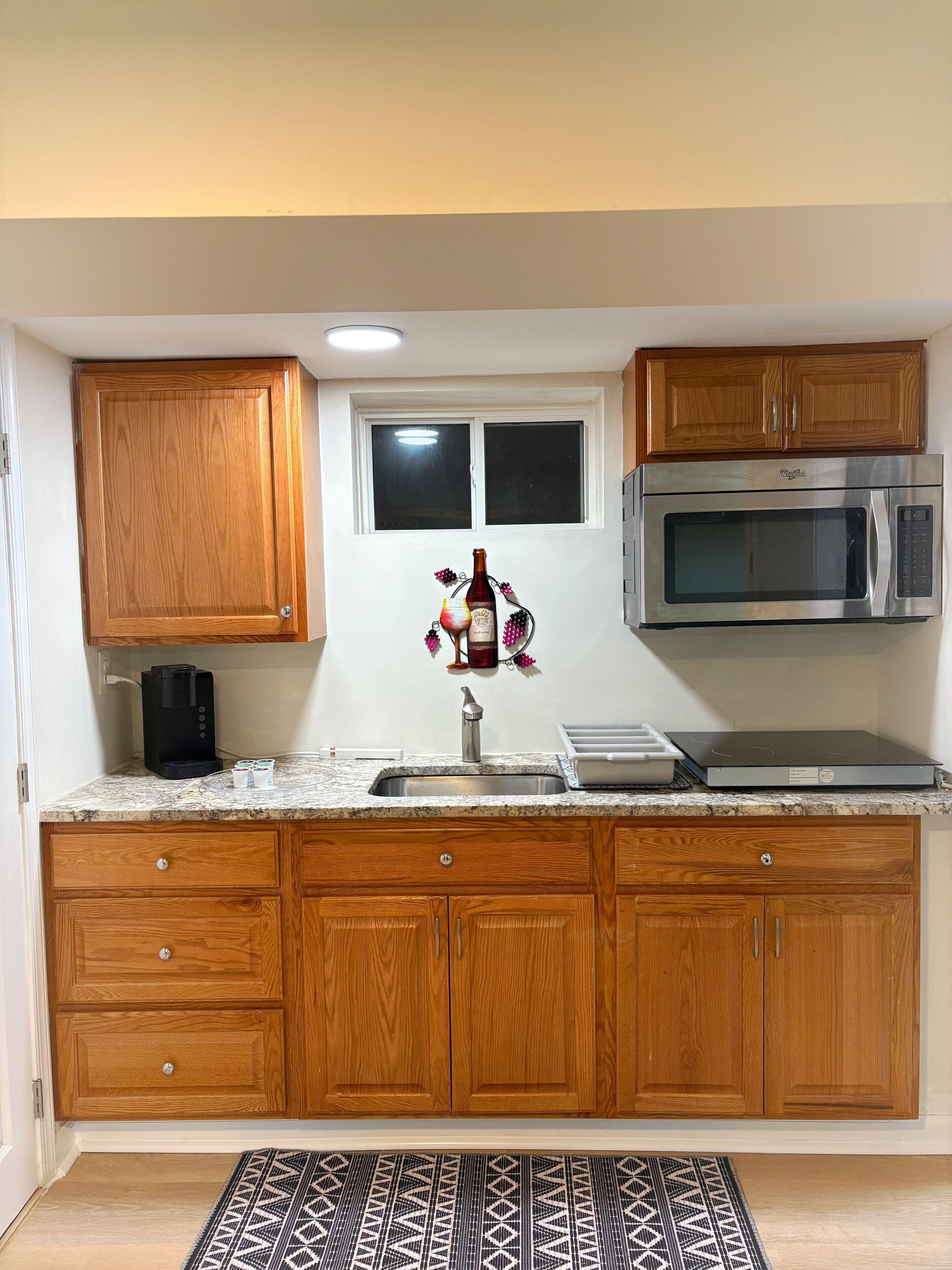 Réfrigérateur, micro-ondes, cafetière/bouilloire, blender