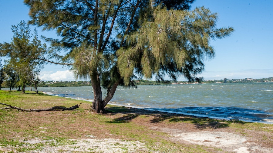 Casa com Piscina Quadra de Areia e Churrasqueira
