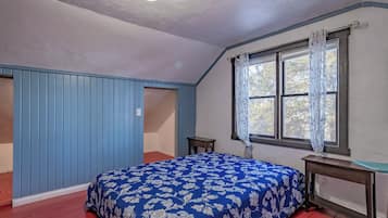 4 bedrooms, iron/ironing board, free WiFi, bed sheets