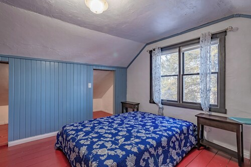 Enjoyable 4-bedroom farmhouse with AC in charming Mount Carroll