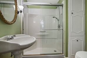 مجففات شعر، مناشف، صابون، ورق حمّام