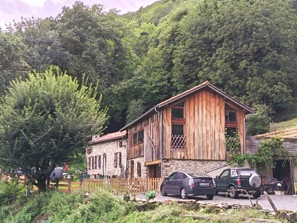 المنشأة من الخارج