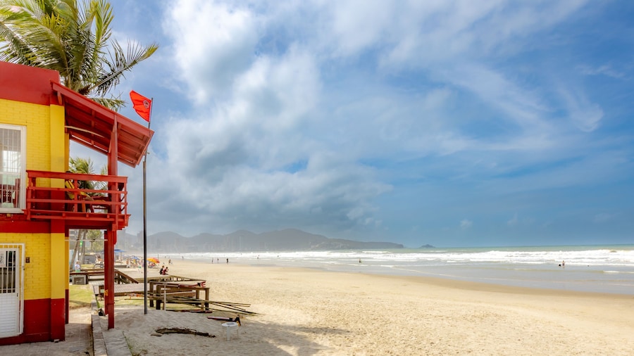 带阳台、烧烤区和海景的公寓