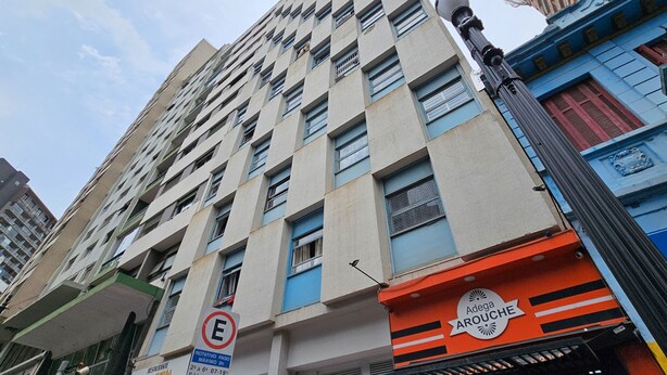 A high-rise building with multiple windows and balconies. - Apartamento c Fechadura Eletr Nica a 200m do Metr (São Paulo)