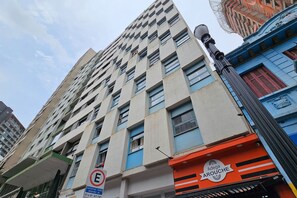 A high-rise building with multiple windows and balconies. - Apartamento c Fechadura Eletr Nica a 200m do Metr (São Paulo)