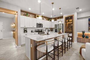 Fridge, microwave, oven, stovetop - 5 BD/ 4.5 BA/ Windsor Cay (16194 CC) (Clermont)