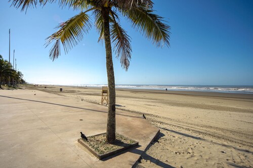 Casa com Piscina e Garagem a 550m da Praia