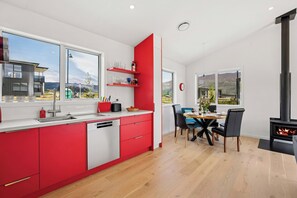 Fridge, microwave, dishwasher, toaster - Skiwi - Wanaka Holiday Home (Wanaka)