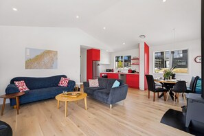 Living area - Skiwi - Wanaka Holiday Home (Wanaka)