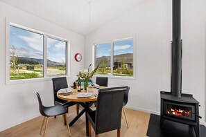 Dining - Skiwi - Wanaka Holiday Home (Wanaka)