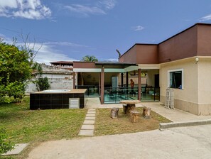 A modern house with a swimming pool, outdoor seating, and a hot tub. - Casa em Itaipua u c Hidro e Churrasqueira - Maric (Marica)
