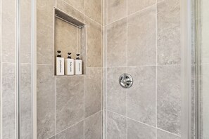 Haartrockner, Handtücher, Seife, Shampoo