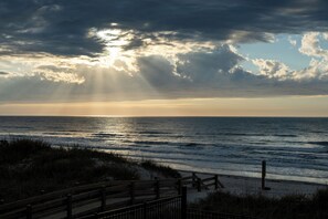 On the beach - 🌊Newly Renovated | Oceanfront in Cherry Grove Point | Sea Marsh 101⛱️ (North Myrtle Beach)