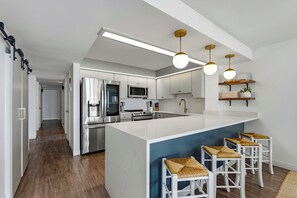 Coffee/tea maker, fridge, microwave, oven - 🌊Newly Renovated | Oceanfront in Cherry Grove Point | Sea Marsh 101⛱️ (North Myrtle Beach)