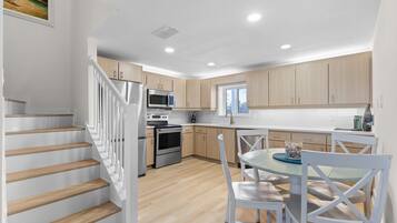 Nhà, 1 giường cỡ king và sofa giường (Villa Bleu 2) | Bếp riêng | Lò nướng, lò nướng bánh mì