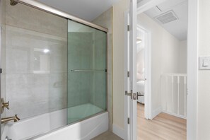 House, 1 King Bed with Sofa bed (Villa Bleu 3) | Bathroom - Villa Bleu 3 (New Smyrna Beach)