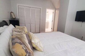 Een strijkplank/strijkijzer, reisbedje, wifi, beddengoed