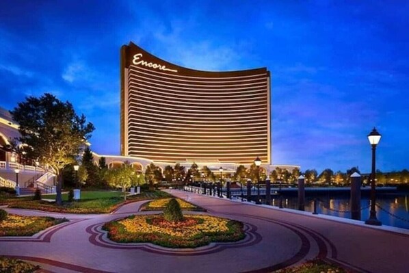 Property grounds - 3 Large Bedrooms | Modern Décor | Spacious (Everett)