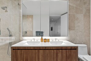 تجهيزات دش، مجففات شعر، مناشف، صابون