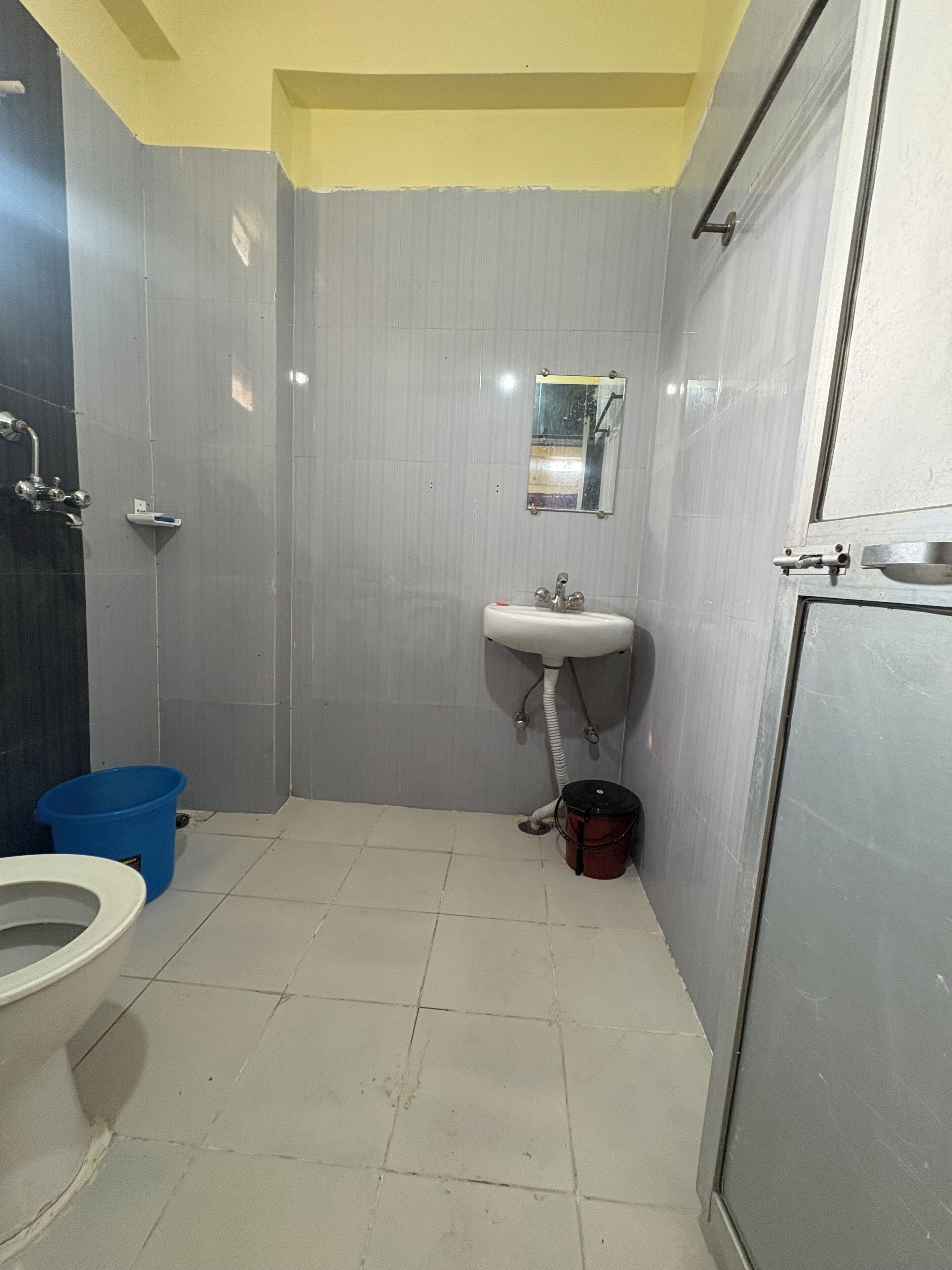 Basic Double Room | Bathroom | Shower, slippers, towels, soap