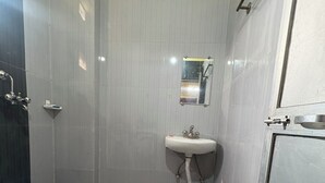 Un bagno con servizi igienici, lavandino e doccia.