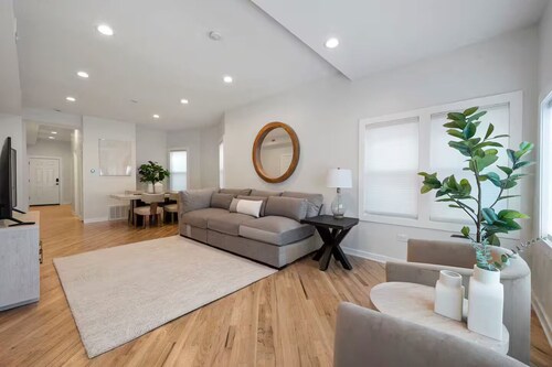 By Wrigley+Reserved Parking+95 Walkscore+Laundry!