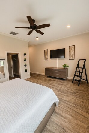 3 bedrooms, iron/ironing board, WiFi, bed sheets - Luxury, Spacious, Family Friendly Townhome• Near Airport & Stadium (Tampa)