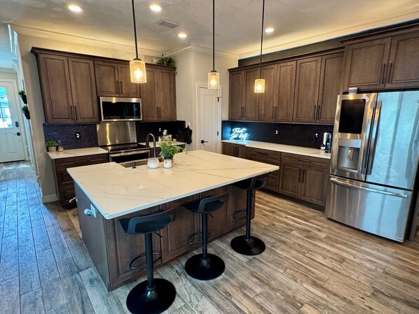 Private kitchen - Luxury, Spacious, Family Friendly Townhome• Near Airport & Stadium (Tampa)