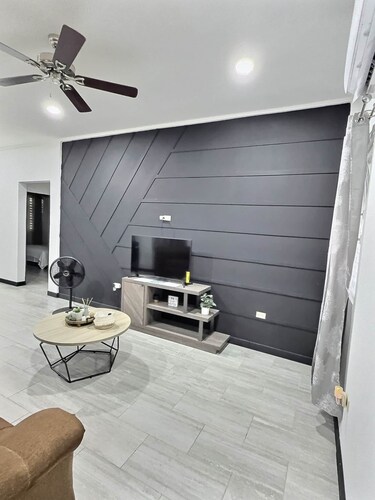 Modern 2BR Stay for Business Travelers, AC, WiFi