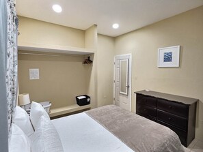 1 dormitorio, tabla de planchar con plancha, wifi y ropa de cama