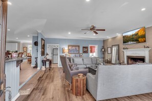 Smart TV, chimenea, libros y monitor de computadora