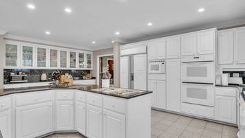 Refrigerador, horno, placa de cocina, lavavajillas