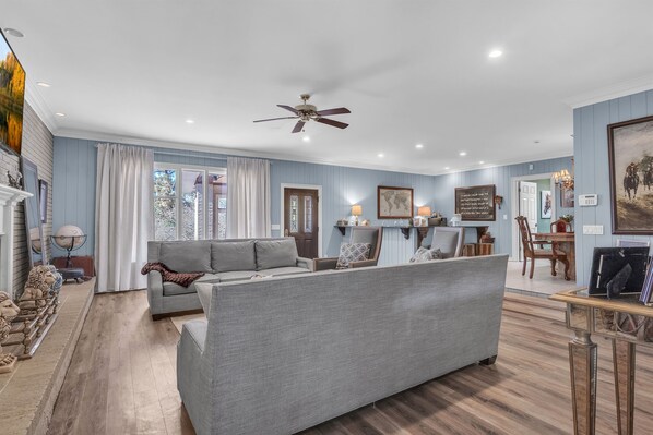 Smart TV, fireplace, books, computer monitors