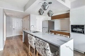 Réfrigérateur, four à micro-ondes, surface de cuisson, lave-vaisselle