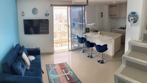 Eine moderne Wohnung mit Wohnzimmer, Küche und Balkon.