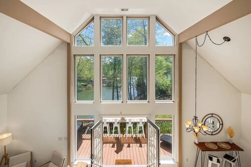 Spacious 4-bedroom 7 Beds waterfront cottage in lovely Mooresville, private dock