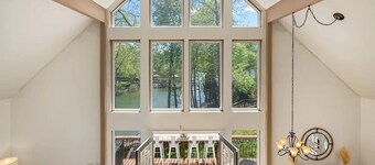 Spacious 4-bedroom lakefront cottage in lovely Mooresville, private dock 