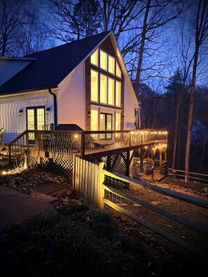 Exterior - Spacious 4-bedroom 7 Beds waterfront cottage in lovely Mooresville, private dock (Mooresville)