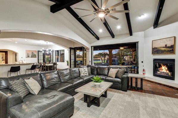 Smart-TV, Kamin, Tischtennisplatte