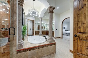 Hair dryer, towels, soap, shampoo - Casa Palacio - 8BR/9BA Mansion w/ Pool, Spa, Water Slide & Tennis Court! (Scottsdale)