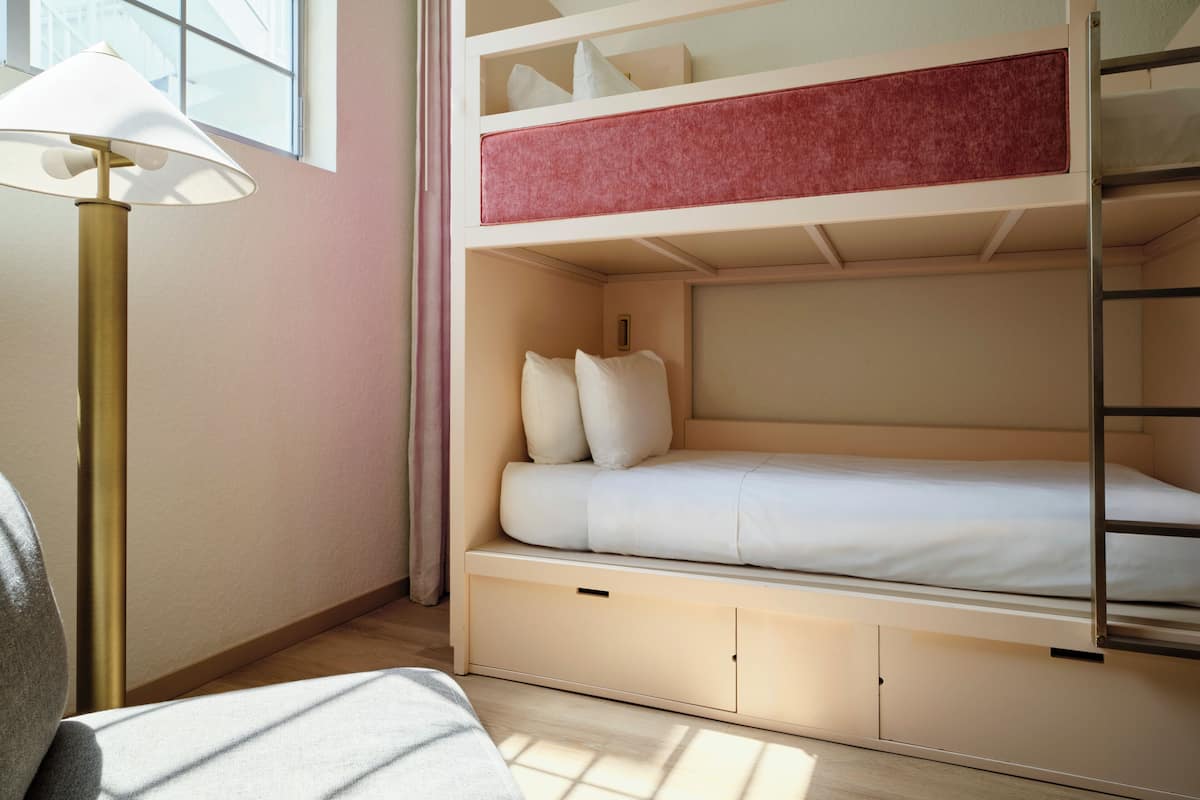 Hypo-allergenic bedding, iron/ironing board, free WiFi, bed sheets