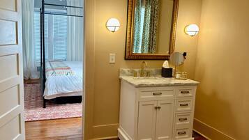 2 slaapkamers, een strijkplank/strijkijzer, wifi, beddengoed