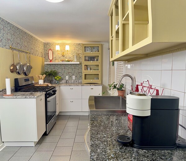 Mikrovågsugn, ugn, spishäll och diskmaskin