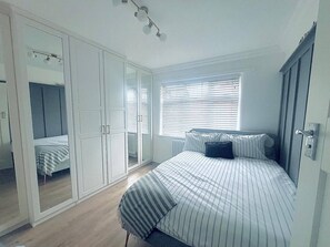 2 bedrooms, free WiFi - Stylish Home near Birkdale-Perfect for The open 26 (Southport)