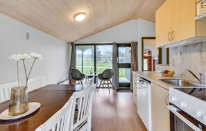 Fridge, stovetop, coffee/tea maker, cookware/dishes/utensils - Gorgeous home in Hanstholm with swimming pool (Hanstholm)