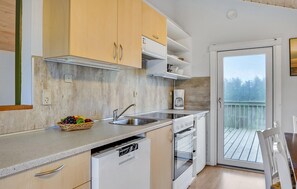 Fridge, stovetop, coffee/tea maker - Beautiful home in Hanstholm with swimming pool (Hanstholm)
