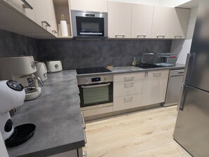 Frigorifero, microonde, forno, piano cottura