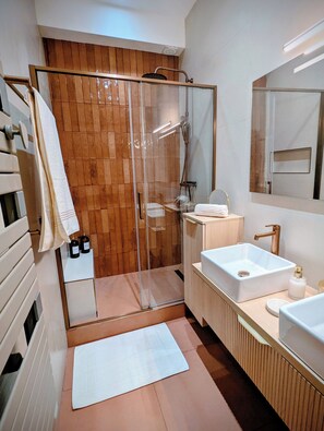 Shower, hair dryer, towels, soap - Le Gazan - Newly spacious apt for 2 close to Vieil Antibes (Antibes)